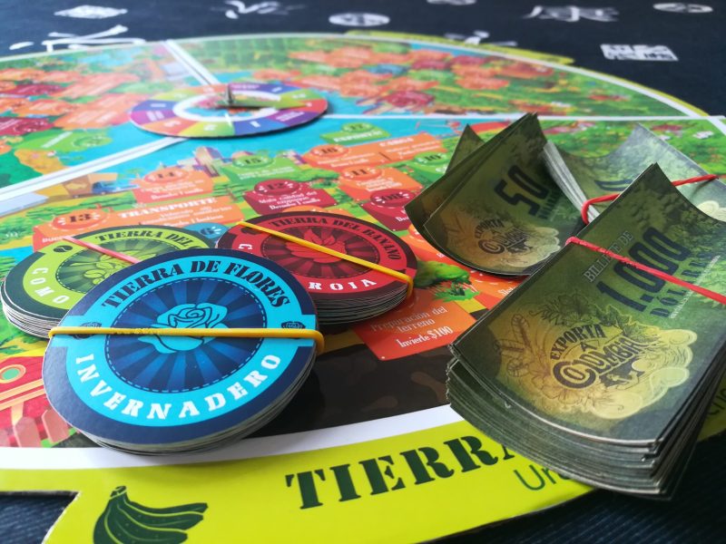 Juego de mesa, fichas y dinero. Siembra cosecha y exporta