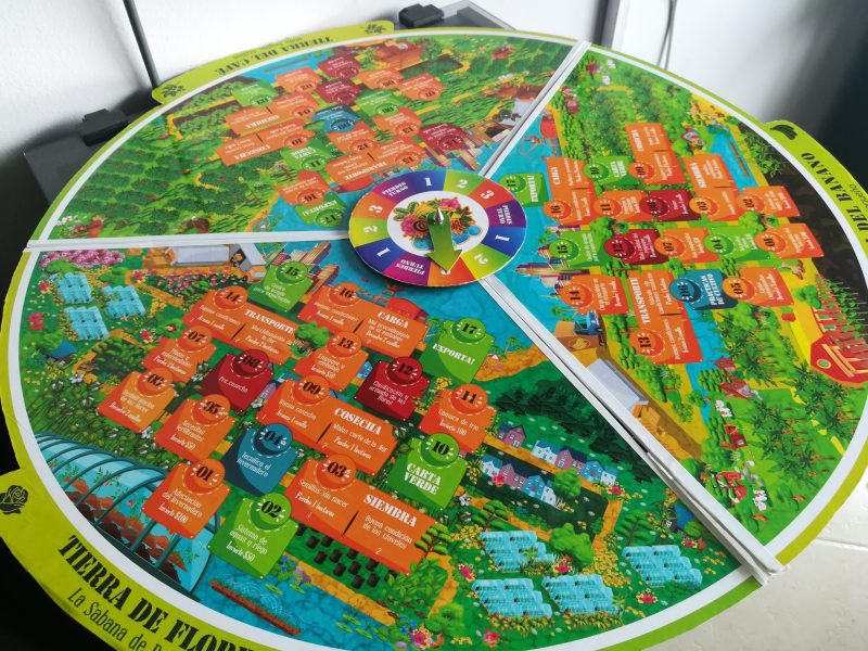 Tablero de juego, fichas y dinero. Siembra cosecha y exporta. Ruleta